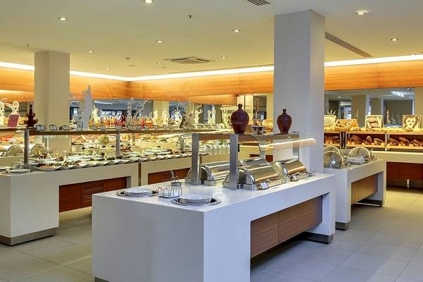 Restaurant im Sunis Elita Beach Resort Hotel & Spa mit Buffet und Theke