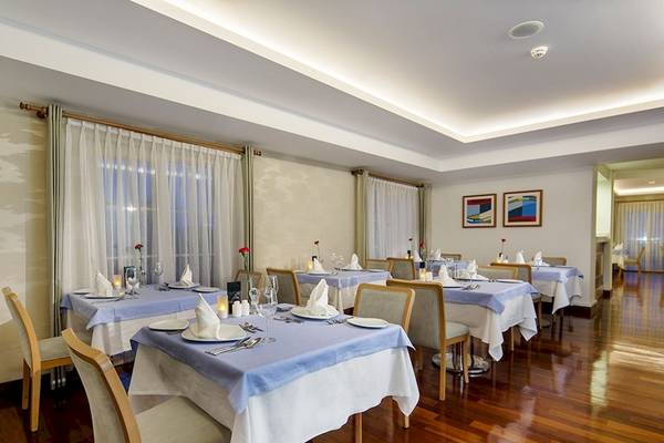 Restaurant im Sunis Elita Beach Resort Hotel & Spa mit gedeckten Tischen und Stühlen.