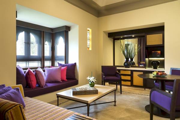 Wohnzimmer im Salalah Rotana Resort mit Sofa, Tisch, Stühle und Fenster