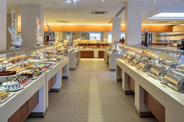 Buffet im Innenrestaurant des Sunis Elita Beach Resort Hotel & Spa mit verschiedenen Kuchen und Desserts.