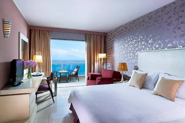 Michelangelo Resort & Spa Hotelzimmer mit Meerblick und Möbeln