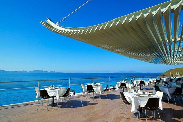 Michelangelo Resort & Spa Terrasse mit Blick auf das Meer und den Himmel.
