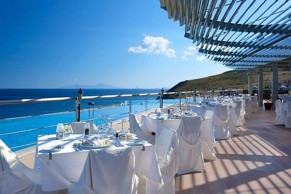 Außenterrasse des Michelangelo Resort & Spa mit Blick auf das Meer und Inseln.