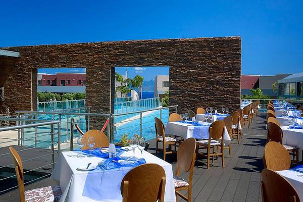 Restaurantterrasse des Michelangelo Resort & Spa mit Blick auf den Pool