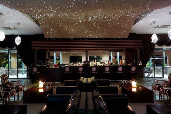 Lobby des Michelangelo Resort & Spa mit Sternenhimmel-Deckenbeleuchtung und eleganten Möbeln