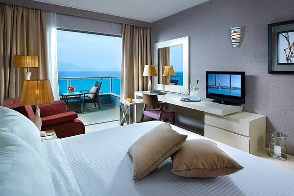 Michelangelo Resort & Spa Hotelzimmer mit Meerblick, Bett, Schreibtisch und Balkon.