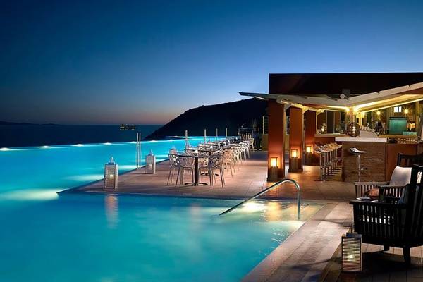 Außenbereich des Michelangelo Resort & Spa mit Pool und Sitzbereichen bei Nacht