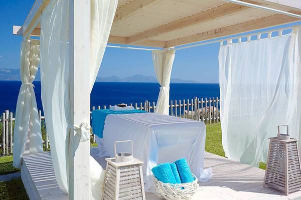 Freiluft-Massagebehandlung im Michelangelo Resort & Spa mit Blick auf das Meer