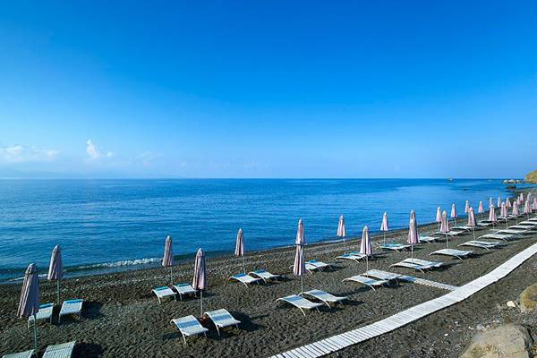 Michelangelo Resort Strand mit Liegen und Umbrellas am Meer