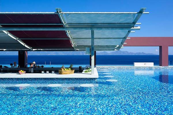 Michelangelo Resort Pool mit Aussicht auf das Meer und die Berge