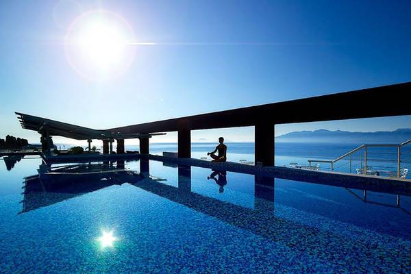 Person auf einer Sonnenliege neben dem Aussenpool des Michelangelo Resort & Spa