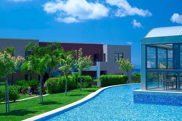 Außenpool des Michelangelo Resort & Spa mit moderner Architektur im Hintergrund.