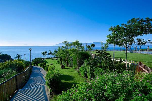 Außenansicht des Michelangelo Resort & Spa mit Blick auf das Meer und den Garten.