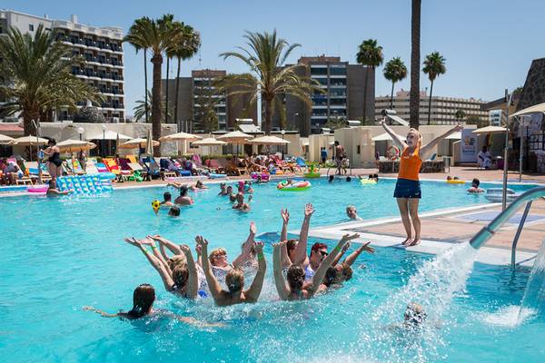 Aerobics-Aktivität im Pool des HD Parque Cristobal Hotels mit Teilnehmern und einer Trainerin.