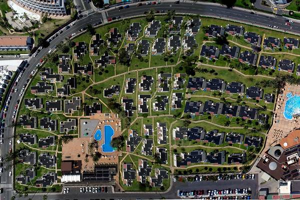 Luftaufnahme des HD Parque Cristobal Hotels mit Swimmingpools, Gebäuden und Straßen.