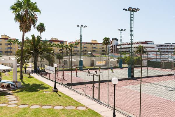 Tennisplatz mit Spielern auf dem Gelände des HD Parque Cristobal Hotels.