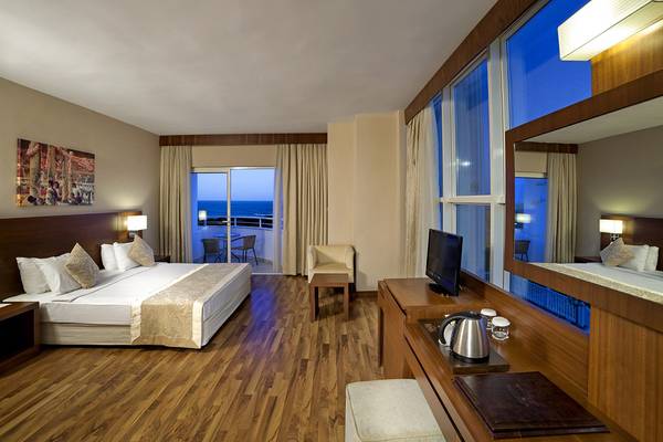 Hotelzimmer mit Blick auf das Meer und einen Balkon