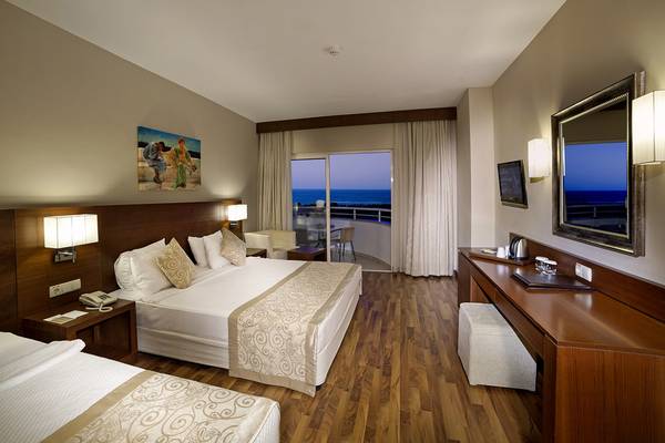 Doppelzimmer im Roma Beach Resort & Spa mit Meerblick und Balkon.