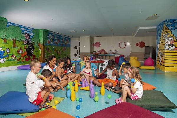 Kinder spielen in einem bunten Spielzimmer im Roma Beach Resort & Spa.