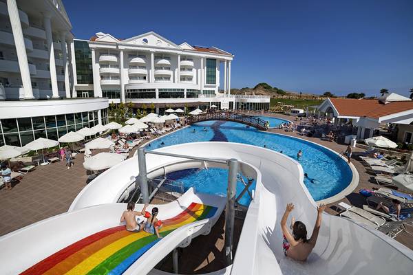 Kinder rutschen auf der Wasserrutsche im Roma Beach Resort & Spa