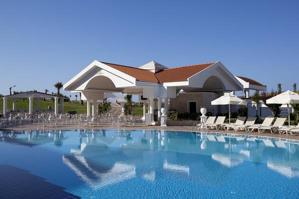 Pool mit Liegen und Sonnenschirmen vor dem Roma Beach Resort & Spa Hotel