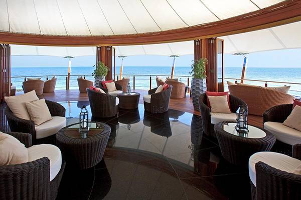 Loungebereich des Baros Maldives Resorts mit Blick auf das Meer.