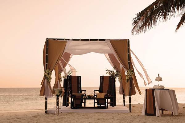 Strandzelt mit zwei Stühlen und Tisch im Baros Maldives Resort