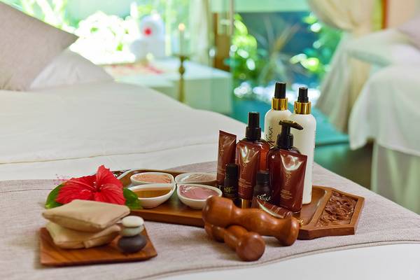 Spa-Einrichtung im Baros Maldives Resort mit Produkten und Utensilien auf einem Tablett.