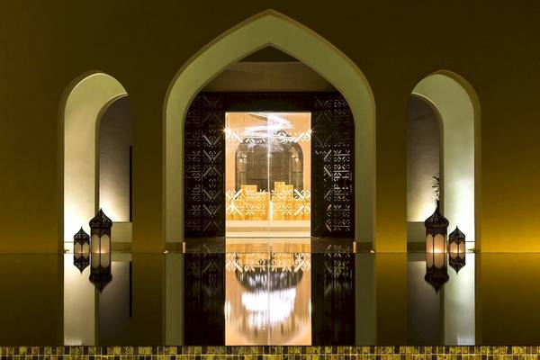 Eingang zum Salalah Rotana Resort mit offenen Türen und reflektierten Laternen.
