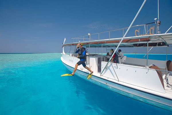 Taucher verlässt das Boot im Baros Maldives Resort