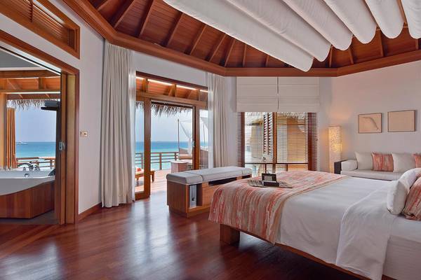 Schlafzimmer im Baros Maldives Resort mit Blick auf das Meer