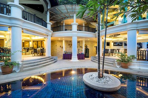 Außenpool des Dara Samui Beach Resort mit gefliesten Boden und Pflanzen in Töpfen.