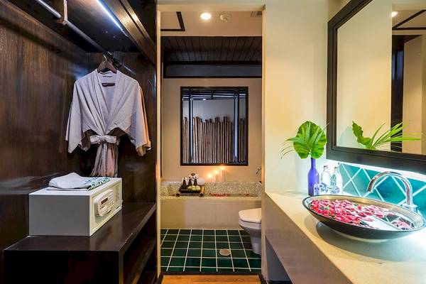 Badezimmer im Dara Samui Beach Resort mit Badewanne, Toilette und Waschbecken.