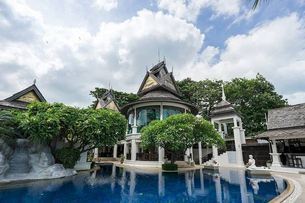 Außenbereich des Dara Samui Beach Resort mit Swimmingpool und traditioneller thailändischer Architektur.