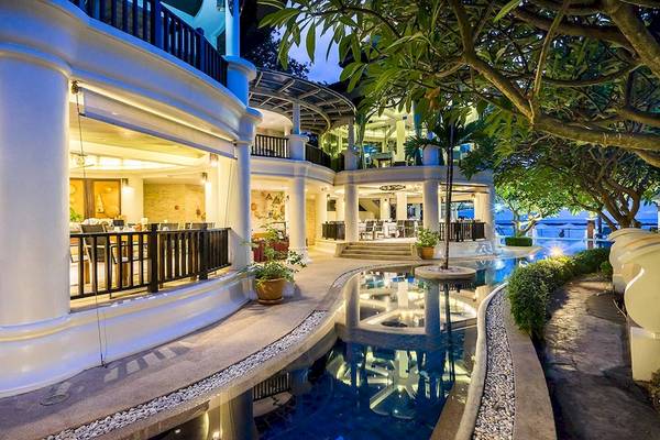 Außenansicht des Dara Samui Beach Resorts mit Swimmingpool und Garten