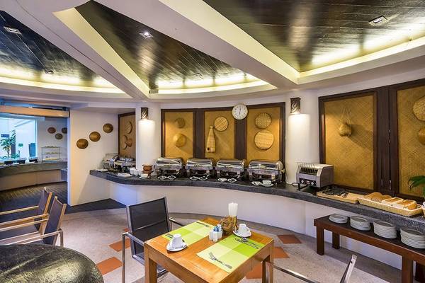 Frühstücksbuffet im Dara Samui Beach Resort mit verschiedenen Gerichten und Utensilien.