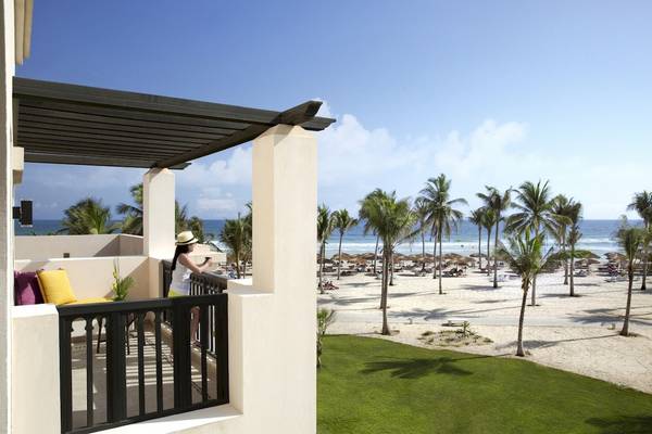 Blick vom Balkon des Salalah Rotana Resorts auf den Strand