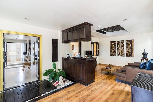 Inneneinrichtung des Dara Samui Beach Resorts mit Wohnzimmer, Bar, Couch, Teppich und Pflanzen.