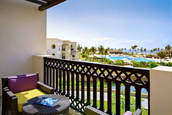 Blick vom Balkon des Salalah Rotana Resorts auf den Pool und die Küste