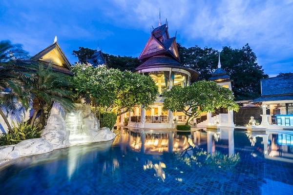 Außenansicht des Dara Samui Beach Resorts mit großem Pool bei Nacht