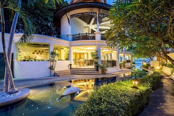 Außenansicht des Dara Samui Beach Resort mit Swimmingpool und Delphinen.
