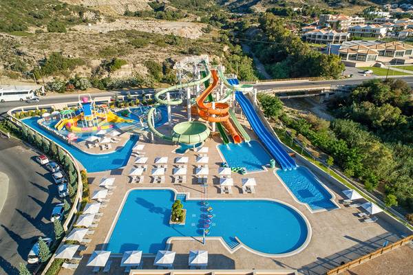 Luftaufnahme des Amada Colossos Resorts mit Wasserrutschen und Pools.
