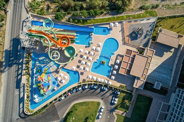 Luftaufnahme des Amada Colossos Resorts mit Pools und Wasserrutschen
