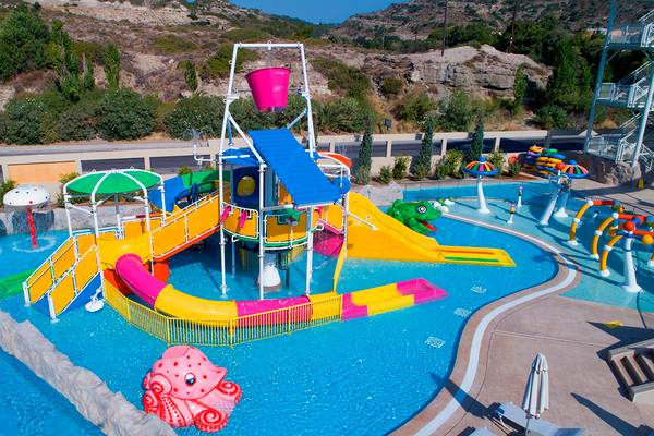 Wasserpark im Amada Colossos Resort mit bunten Rutschen und Wasserspielen.