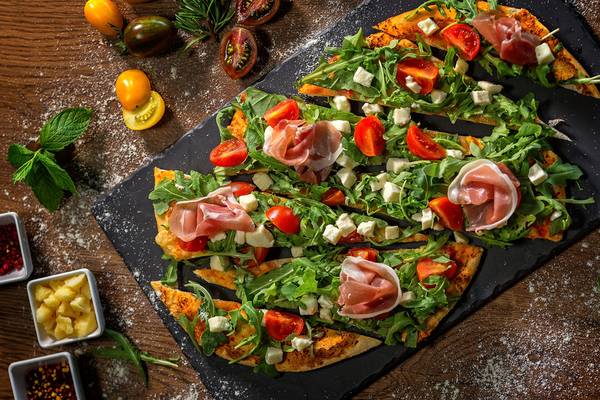 Prosciutto und Rucola auf Pizza im Amada Colossos Resort