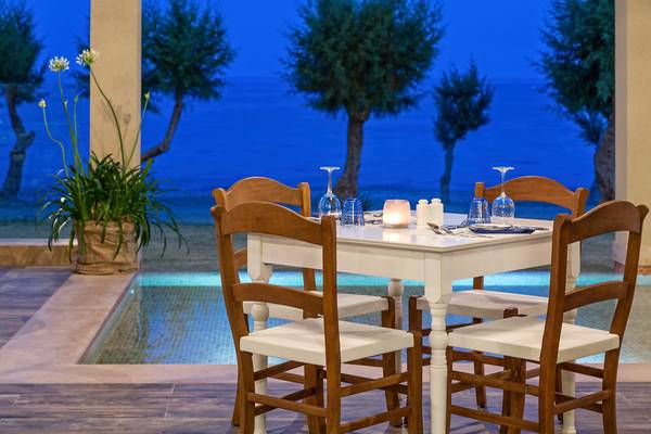 Ein Tisch im Amada Colossos Resort mit Blick auf das Meer und eine Terrasse.