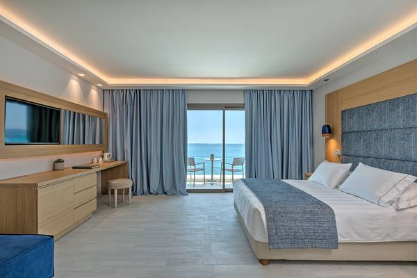 Hotelzimmer mit Meerblick im Amada Colossos Resort mit Bett, Schreibtisch und Balkon.
