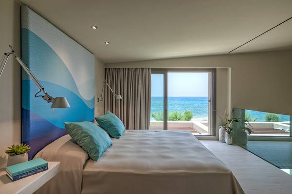 Hotelzimmer mit Meerblick im Amada Colossos Resort mit einem großen Bett und Aussicht auf das Meer.
