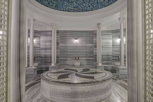Saunabereich im Delphin Diva Premiere Hotel mit Marmorwänden und zentralem Design.