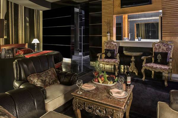 Innenansicht der Delphin Diva Premiere Suite mit Wohnzimmer, Essbereich und Bettbereich.